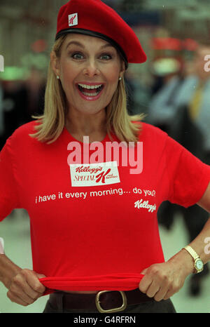 Jilly Johnson, ancien modèle de la page trois, rejoint les « bérets rouges » à la gare de Waterloo, à Londres, pour lancer la nouvelle céréale « baies rouges K paoniales ». Banque D'Images