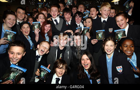 Les acteurs de Harry Potter Rupert Grint (centre, gauche) et Oliver Phelps (centre, droite) rendent une visite surprise à l'école Bishop Walsh RC School de Sutton Coldfield. Banque D'Images