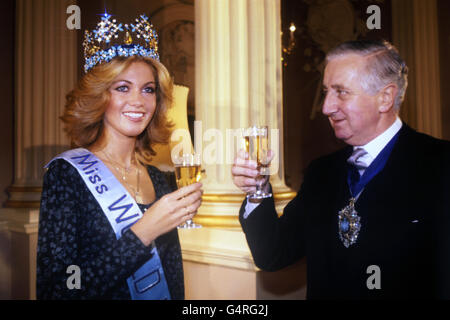 Mlle World 1980, Gabriella Brum (Miss Allemagne), prenant un petit déjeuner au champagne à la Mansion House avec le Lord Mayor de Londres Sir Ronald Gardner-Thorp. L'homme de 18 ans, le plus haut de la compétition à 5ft 11in, a remporté le titre la nuit précédente au Royal Albert Hall. Elle a démissionné à peine moins de 18 heures après avoir gagné en affirmant que son petit ami désapprouvé en raison de la pression des médias. Banque D'Images