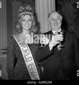 Mlle World 1980, Gabriella Brum (Miss Allemagne), prenant un petit déjeuner au champagne à la Mansion House avec le Lord Mayor de Londres Sir Ronald Gardner-Thorp. L'homme de 18 ans, le plus haut de la compétition à 5ft 11in, a remporté le titre la nuit précédente au Royal Albert Hall. Elle a démissionné à peine moins de 18 heures après avoir gagné en affirmant que son petit ami désapprouvé en raison de la pression des médias. Banque D'Images