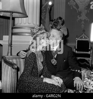 Mlle World 1980, Gabriella Brum (Miss Allemagne), prenant un petit déjeuner au champagne à la Mansion House avec le Lord Mayor de Londres Sir Ronald Gardner-Thorp. L'homme de 18 ans, le plus haut de la compétition à 5ft 11in, a remporté le titre la nuit précédente au Royal Albert Hall. Elle a démissionné à peine moins de 18 heures après avoir gagné en affirmant que son petit ami désapprouvé en raison de la pression des médias. Banque D'Images