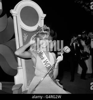 Mlle Allemagne, Gabriella Brum, 18 ans, au Royal Albert Hall de Londres, après avoir été couronnée Miss monde 1980.À 11 m, la blonde aux yeux bleus de Berlin était la plus haute fille du concours.Elle a démissionné moins de 18 heures après sa victoire. Banque D'Images