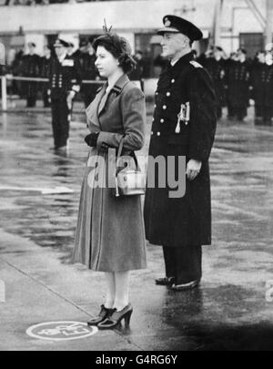 La reine Elizabeth II visite le Commandement aérien de la Marine royale à Lee-on-Solent. La Reine prend le salut accompagné du vice-amiral C.E., officier du drapeau aérien (domicile) Lambe Banque D'Images