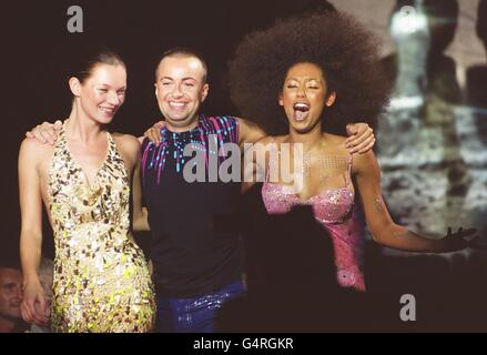 Le designer Julien MacDonald est accompagné par les modèles Kate Moss (à gauche) et Scary Spice Mel G après un spectacle de passerelle dans le cadre de la London Fashion week, au Camden Roundhouse. Banque D'Images