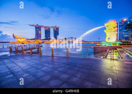 La ville de Singapour, Singapour - 18 juillet 2015 : Singapore city skyline avant le coucher du soleil avec le Marina Bay. Banque D'Images