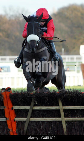 Big Bucks, monté par Ruby Walsh (à gauche), remporte l'obstacle de la longue promenade de Lough Derg lors de la réunion de Noël à l'hippodrome d'Ascot, Berkshire. Banque D'Images