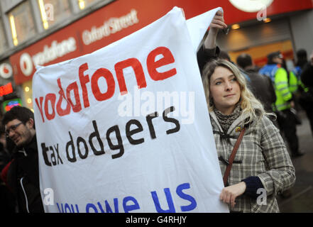 Des manifestants du Royaume-Uni protestent sans coupure devant le magasin Vodafone d'Oxford Street, Londres. Banque D'Images