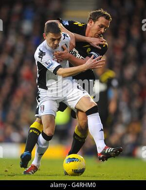 Football - Barclays Premier League - Fulham et Bolton Wanderers - Craven Cottage.Chris Baird de Fulham (à gauche) et Kevin Davies (à droite) de Bolton Wanderers se battent pour le ballon Banque D'Images