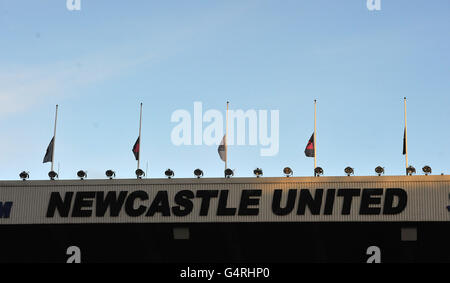 Football - Barclays Premier League - Newcastle United / Swansea City - Sport Direct Arena.Les drapeaux volent à mi-mât au parc St James', à la mémoire de feu Gary Speed Banque D'Images