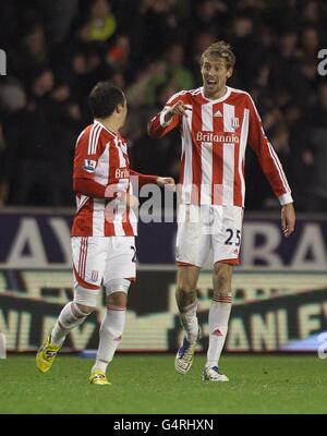 Peter Crouch (à droite) de Stoke City célèbre avec son coéquipier Matthew Etherington (à gauche) après avoir marquant leur deuxième but Banque D'Images