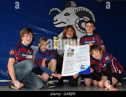 Bill McLarens fille Linda Lawson avec l-r Blair Paxford Michelle Messner Rory Power et Charlie Robins de Hillfoots Rugby Club après qu'ils sont devenus le premier positif Coaching Scotland en association avec le club accrédité de la Fondation Bill McLaren en Écosse. Banque D'Images