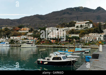 Bateaux dans le port de Casamicciola, l'île de Ischia, dans le golfe de Naples, Campanie, Italie, Europe Banque D'Images