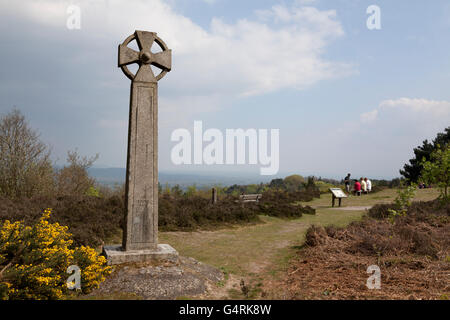 La croix celtique sur la colline du Gibet, Hindhead, Surrey, Angleterre, Royaume-Uni, Europe Banque D'Images