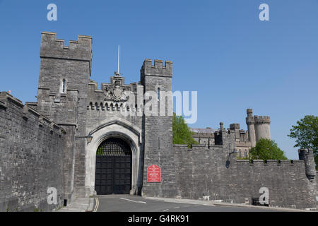 Porte d'entrée de la rue haute fermée à Arundel Castle, Arundel, West Sussex, Angleterre, Royaume-Uni, Europe Banque D'Images