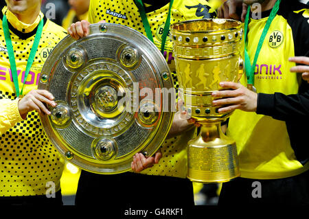 Les joueurs de Dortmund avec le bouclier du championnat et la coupe, DFB, finale ou BVB Borussia Dortmund vs FC Bayern Munich 5-2 Banque D'Images