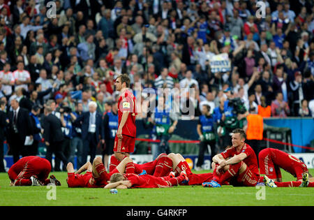 Les joueurs du Bayern Munich déçu assis sur l'herbe après le coup de sifflet final, finale de la Ligue des Champions 2012 Banque D'Images