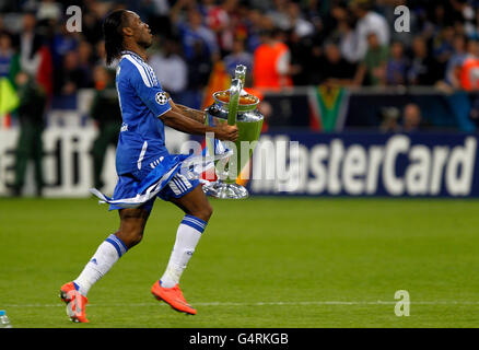 Didier Drogba, Chelsea FC, la course à travers le champ portant la coupe de la Ligue des Champions, finale de la Ligue des Champions 2012 Banque D'Images