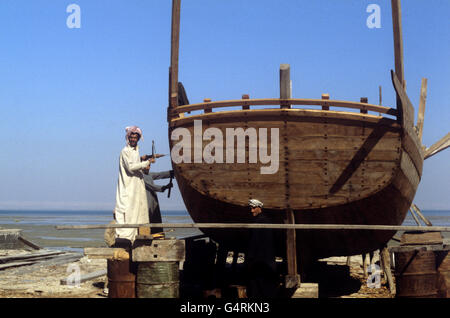 Un dhow, un bateau de pêche arabe traditionnel, en construction à Doha, un village du Koweït. Banque D'Images