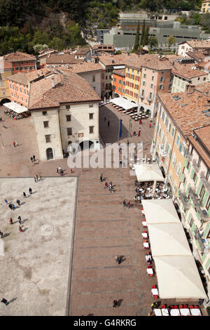 Avis de Torre Apponale, tour de l'horloge, à la Piazza 3 Novembre, Riva del Garda, Trentino-Alto Adige, Italie, Europe Banque D'Images