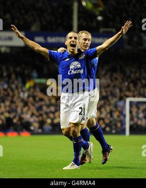 Football - Barclays Premier League - Everton / Swansea City - Goodison Park.Leon Osman (à gauche) d'Everton célèbre le but d'ouverture du jeu avec Tony Hibbert, coéquipier Banque D'Images