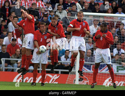 Les joueurs d'Angleterre (l-r) Frank Lampard, Gareth Southgate, Steve GuppY, le capitaine Alan Shearer et Paul Ince défendent un coup de pied libre de la Belgique lors du match amical au stade de lumière de Sunderland. Banque D'Images
