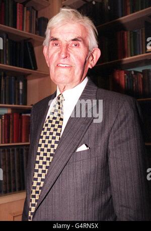 Roy Brown, lauréat du prix de Kessingland, près de Lowestoft, Suffolk, assistant à l'assemblée générale annuelle de la Shipwrecked Fishermen and Mariners Royal Benevolent Society au Fishmongers Hall, London Bridge. * où HRH la Princesse Royale a remis des prix aux héros de deux sauvetages en mer et à ceux qui ont donné un service distingué à la Société. Banque D'Images