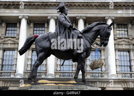 Un sac de foin et de sciure est vu attaché à une statue du maréchal, son Altesse Royale George, duc de Cambridge, commandant en chef de l'armée britannique 1856-1895 à Whitehall, Londres. Banque D'Images