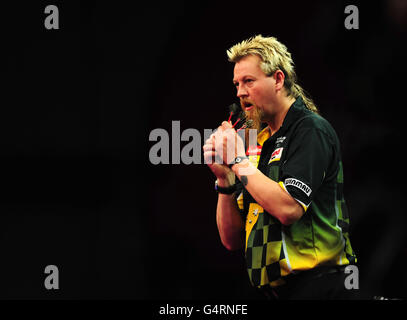 Simon Whitlock d'Australie en action contre Gary Anderson lors du Championnat du monde des fléchettes Ladbrokes.com à Alexandra Palace, Londres. Banque D'Images