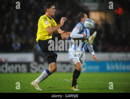 Jordan Rhodes de la ville de Huddersfield et Lubomir Michalik de Carlisle United Banque D'Images