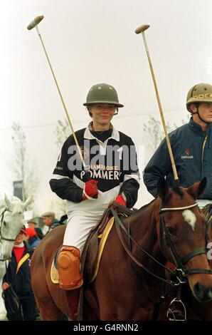 Jodie Kidd, mannequin de polo, sur son cheval, lors de la parade des célébrités à Wincanton Charity Raceday. Banque D'Images