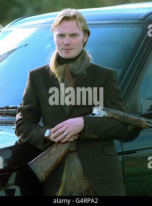 Le chanteur principal de Boyzone, Ronan Keating pose avec un fusil de chasse devant le Range Rover Holland & Holland Limited Edition, avant d'assister au salon de mode Holland & Holland Spring/Summer 2000 hommes & Womenswear, à Northwood, à Middlesex. Banque D'Images