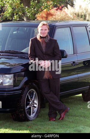 Le chanteur principal de Boyzone, Ronan Keating, pose devant le Range Rover Holland & Holland Limited Edition, avant d'assister au salon de mode Holland & Holland Spring/Summer 2000 hommes & Womenswear, à Northwood à Middlesex. Banque D'Images