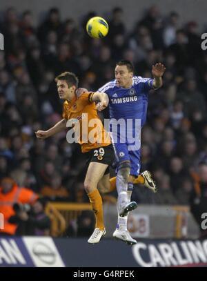 Football - Barclays Premier League - Wolverhampton Wanderers / Chelsea - Molineux.Kevin Doyle de Wolverhampton Wanderers (à gauche) et John Terry de Chelsea (à droite) en action Banque D'Images