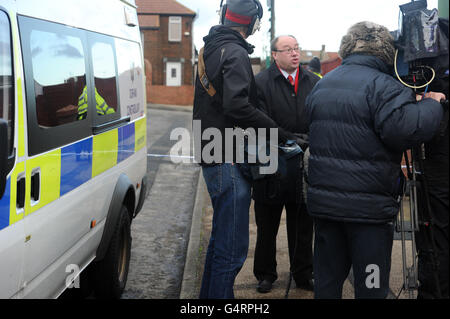 Grahame Morris, député d'Easington, parle sur les lieux à Horden, près de Peterlee, un homme qui a abattu son partenaire et deux autres femmes avant de se mettre le feu sur lui-même. Banque D'Images