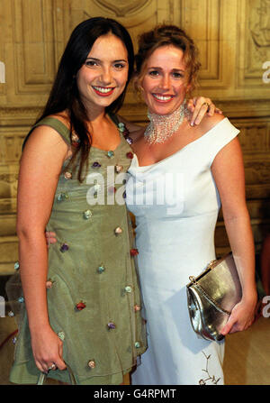 EastEnders actrices Leila Birch (à gauche), qui joue Teresa di Marco et Lucy Benjamin qui joue Lisa Shaw, au Royal Albert Hall de Londres, pour les National Television Awards. Banque D'Images