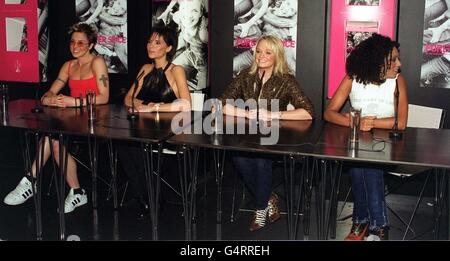 Spice Girls (à partir de la gauche) Mel C, Victoria Beckham, Emma Bunton et Mel B, lors d'une séance photo à Londres, où ils ont lancé leur livre 'Forever Spice'. Banque D'Images