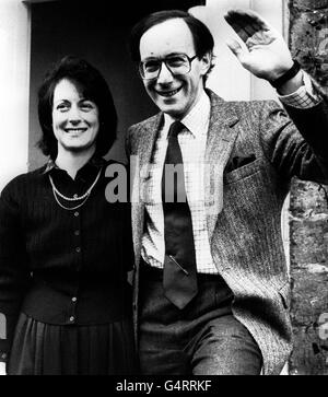 Malcom Rifkind (39), député d'Édimbourg, Pentland, avec son épouse Edith après sa nomination au poste de secrétaire d'État pour l'Écosse.Il remplace M. George Scadet, qui devient le nouveau secrétaire à la défense de la succession de M. Michael Heseltine. Banque D'Images