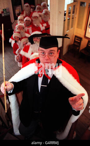 Clifford Hume, l'expert de Noël du père le plus haut du ministère des Fun, habillé comme professeur principal, a dirigé des conférences et des répétitions pour une journée portes ouvertes de l'école Santa, qui s'est tenue dans une authentique salle de classe victorienne dans l'East End de Londres. * la journée ouverte a offert une occasion exclusive de découvrir exactement ce qui fait un Père Noël parfait. Banque D'Images