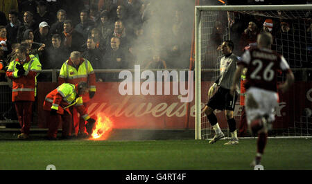 Une éruption prend feu près de l'objectif de Scott Davies, de Fleetwood Town, après que les fans de Blackpool l'ont allumé dans les stands pendant la FA Cup, troisième match rond au stade Highbury, Fleetwood. Banque D'Images