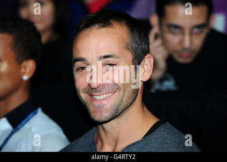 Thomas Castaignede regarde le match entre Roger Federer de Suisse et JO Wilfred-Tsonga en France Banque D'Images