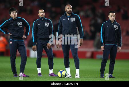 Thierry Henry (au centre) d'Arsenal se réchauffe aux côtés de ses coéquipiers Nico Yennaris (à droite), Theo Walcott et Ryo Miyaichi (à gauche) avant le coup d'envoi Banque D'Images