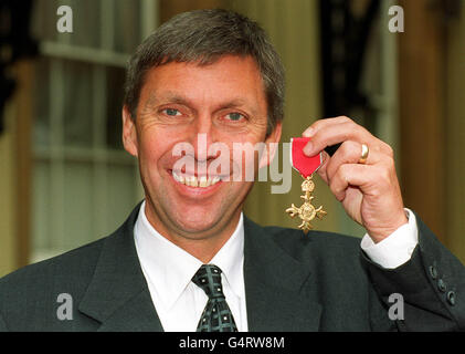 David Moorcroft, Directeur général de UK Athletics, à Buckingham Palace après avoir reçu un OBE du Prince de Galles.L'ancien record du monde de 5,000 mètres a été récompensé pour avoir constitué une nouvelle organisation d'athlétisme.* ...après la liquidation de la Fédération britannique d'Athlétisme en 1997. Banque D'Images