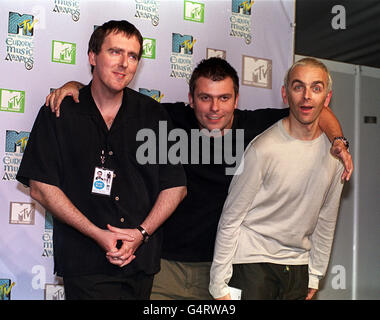 Le groupe de danse Underworld [G-D] Rick Smith, Darren Emerson et Karl Hyde arrivent à The point, Dublin pour les MTV Europe Music Awards 1999. Banque D'Images