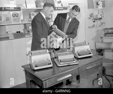 Alec (à gauche) et Eric Bedser, les célèbres jumeaux en forme de cricket de Surrey, se préparent pour leur prochaine visite en Australie dans une boutique de machines à écrire à Woking. Ils naviguent pour l'Australie demain, non pas pour jouer au cricket, mais pour essayer de vendre des machines à écrire. Les jumeaux ont commencé cette entreprise prête pour le jour où ils ne peuvent plus jouer au cricket de première classe. Banque D'Images