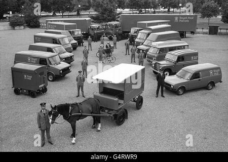Un exemple de chaque véhicule de la flotte de Royal Mail est présenté à Londres, derrière un wagon de courrier tiré par des chevaux, utilisé pour la dernière fois en 1949. Banque D'Images
