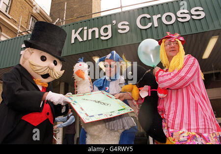 Steve Fingleton (au centre) et Jon Hyan (à droite) à l'extérieur de la gare King's Cross de Londres pour lancer Monopoly Live 99, où les équipes se disputent contre la montre pour visiter autant de rues et de monuments célèbres sur un tableau de monopole que possible en une journée. Banque D'Images