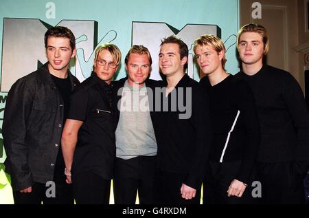 Le groupe de pop boy Westlife, avec Ronan Keating (3e gauche), de Boyzone, arrive à la cérémonie de nomination des MTV Europe Music Awards à Londres. De gauche à droite : Mark Feehily, Kian Egan, Ronan Keating, Shane Filan, Bryan McFadden et Nicky Byrne. Banque D'Images