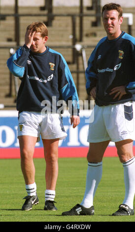 Billy Dodds (à gauche) garde l'œil après avoir mal chronométrer un cueilleur à Ayr pendant la session d'entraînement de l'équipe écossaise avant leur match de qualification de l'Euro 2000 contre la Bosnie le mardi 5/10/99. Banque D'Images