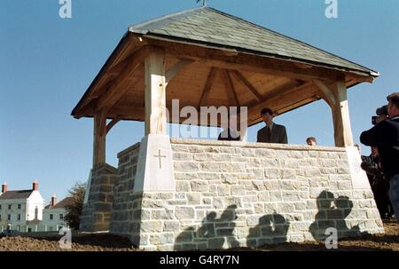 Le Prince de Galles (à gauche) avec l'architecte Belvedere Lindsay Suter dans le Belvedere du millénaire à Poundbury, Dorset. Le Prince ouvre officiellement la Tour du Belvédère, qui est la caractéristique centrale du développement de Poundbury. Banque D'Images