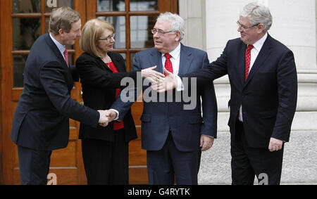 Taoiseach Enda Kenny (à gauche) et Tanaiste Eamon Gilmore (à droite) tiennent une séance photo avec les nouveaux ministres Joe Costello (2e à droite) et Jan O'Sullivan (2e à gauche) sur les marches des bâtiments gouvernementaux, Dublin. Banque D'Images